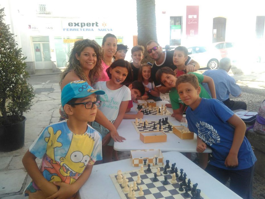 Torneo de ajedrez al aire libre y Concurso de pintura infantil