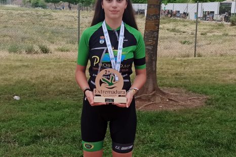 La fuentecanteña Paula Porras García, con 15 años de edad, ha quedado subcampeona de Extremadura en Ciclismo BTT.